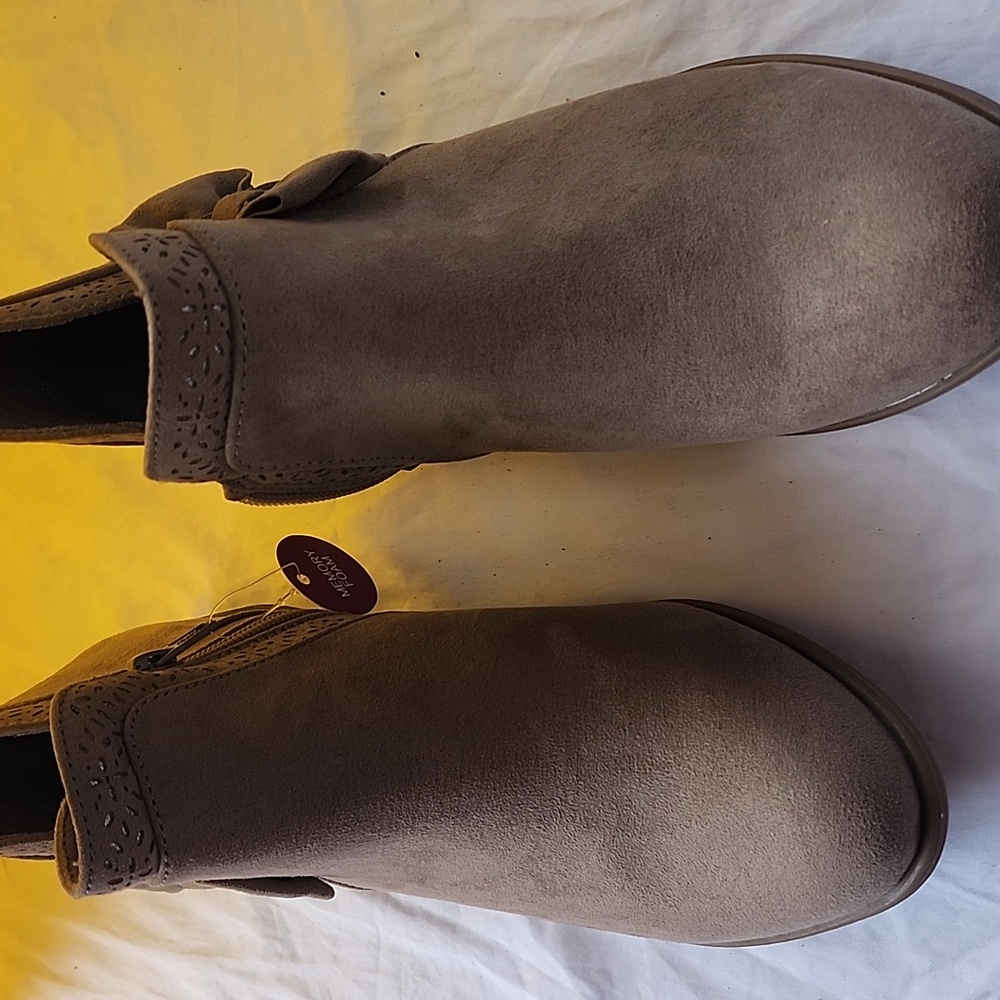 Nwt size 6 ankle boot with bow zip side tan from kohls